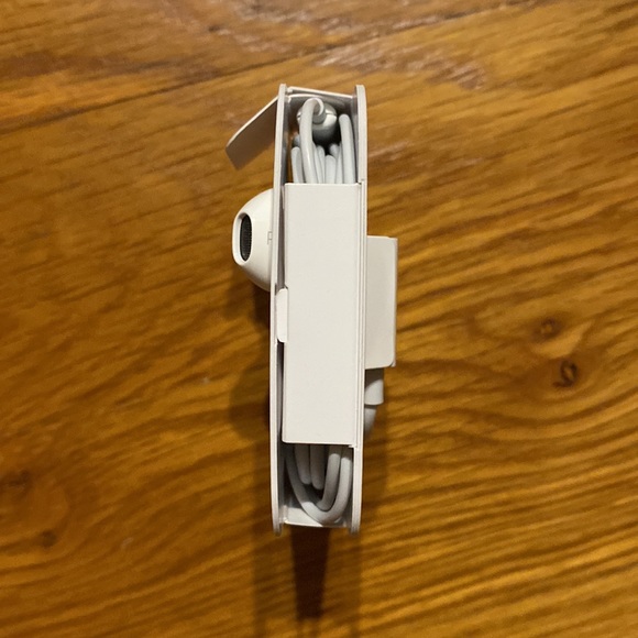 Apple Wired EarPods with 3.5 mm Headphone Jack Adapter - Picture 9 of 11